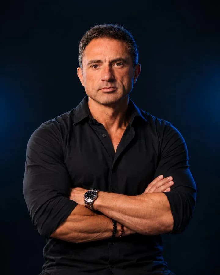 Marce, con camisa negra y los brazos cruzados
