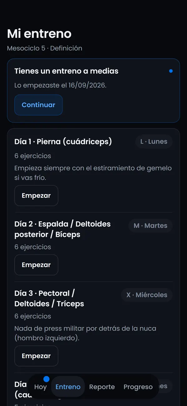 Pantalla «Mi entreno» de la app: el entreno a medias con su botón para continuar y los días de la semana, cada uno con sus ejercicios y su botón para empezar.